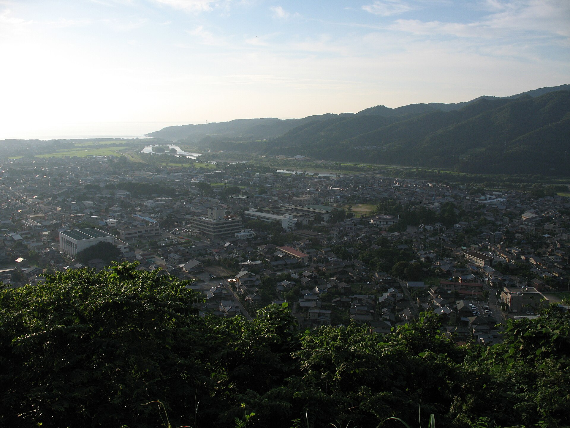 This is a view of Murakami from Oshiroyama (Castle Mountain) taken around 6 PM on August 9th, 2007. The city hall can be seen near the center of the photo, as…