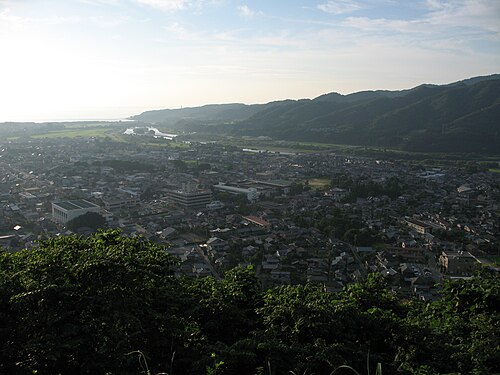 This is a view of Murakami from Oshiroyama (Castle Mountain) taken around 6 PM on August 9th, 2007. The city hall can be seen near the center of the photo, as…